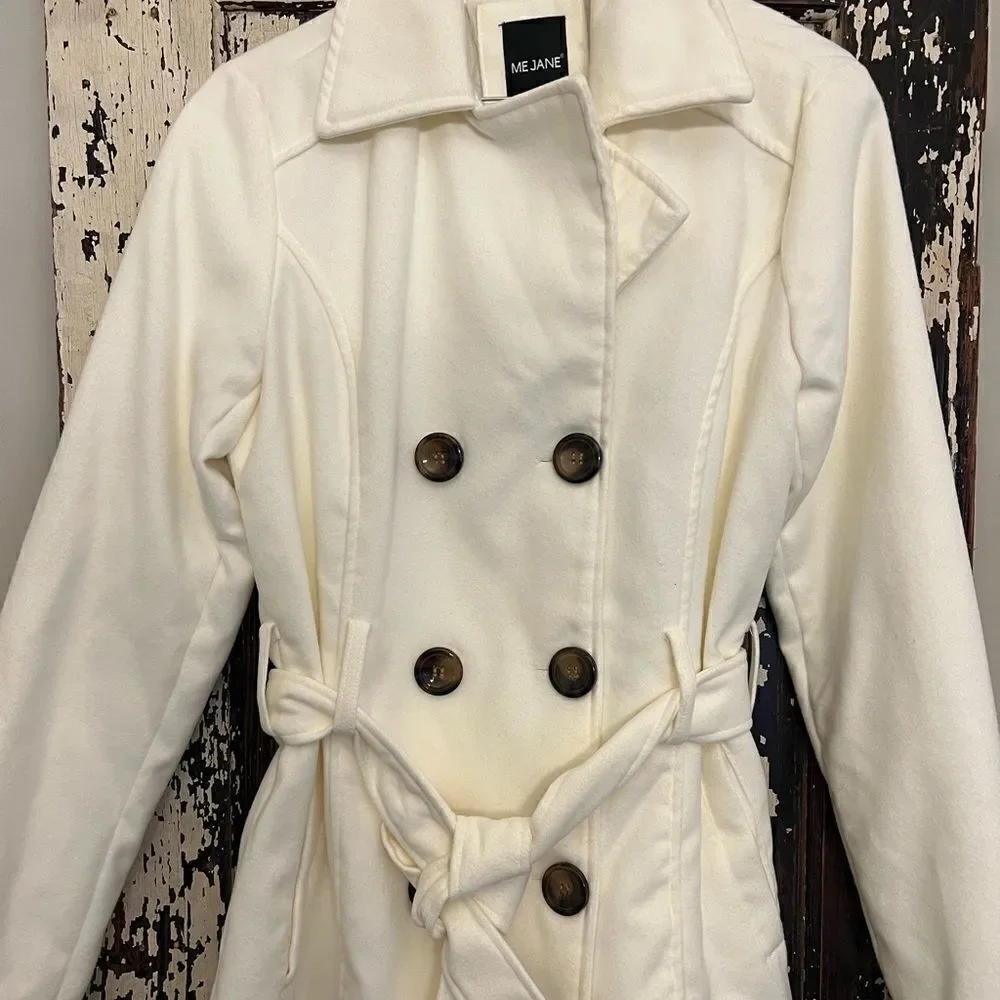 Me Jane Women’s White lightweight fall/winter coat. Size Medium.